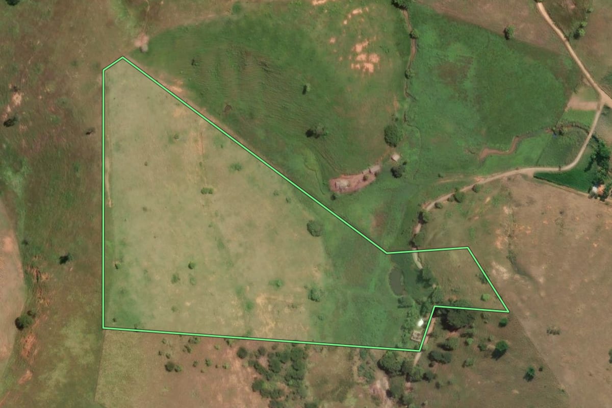Imagem de satélite do imóvel rural em Itaocara (RJ), com o contorno declarado no CAR desenhado por cima.
