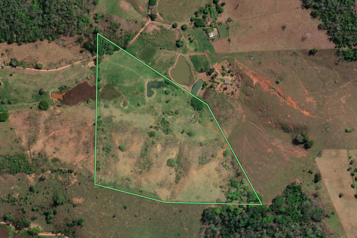 Imagem de satélite do imóvel rural em Itaocara (RJ), com o contorno declarado no CAR desenhado por cima.