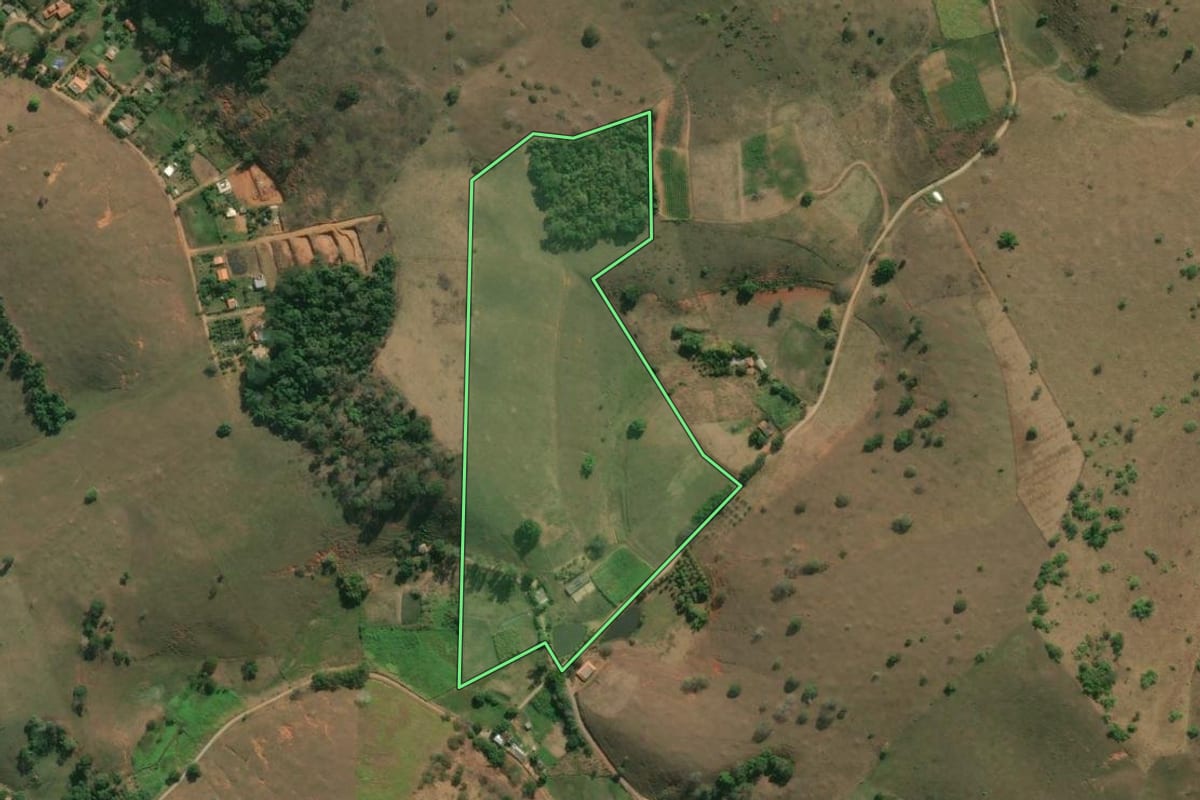 Imagem de satélite do imóvel rural em Itaocara (RJ), com o contorno declarado no CAR desenhado por cima.