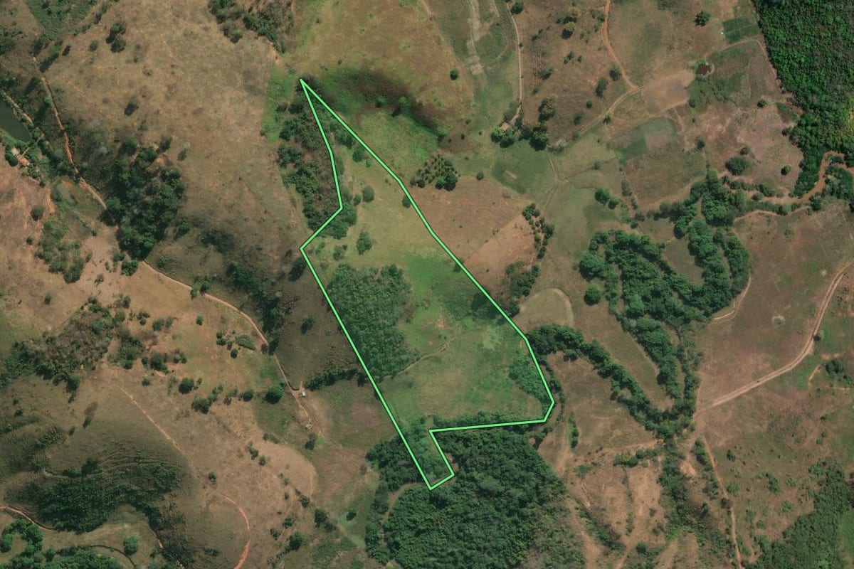 Imagem de satélite do imóvel rural em Itaocara (RJ), com o contorno declarado no CAR desenhado por cima.