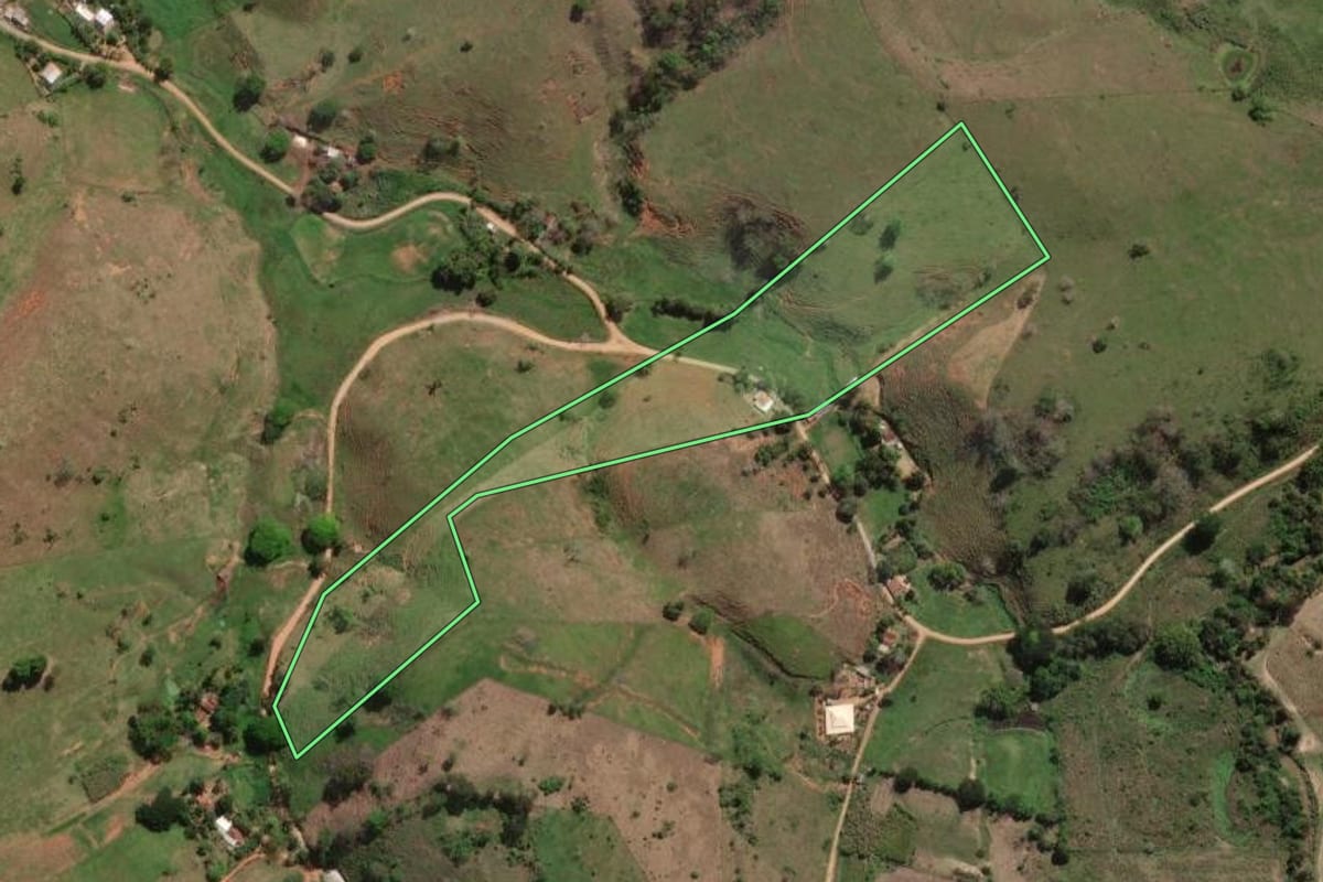 Imagem de satélite do imóvel rural em Itaocara (RJ), com o contorno declarado no CAR desenhado por cima.