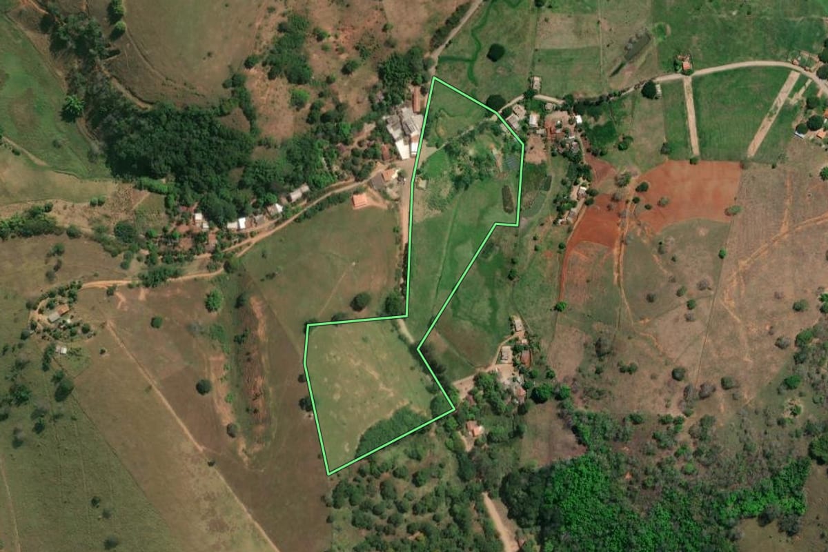 Imagem de satélite do imóvel rural em Itaocara (RJ), com o contorno declarado no CAR desenhado por cima.