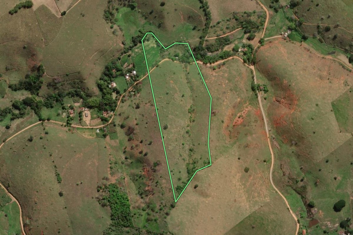 Imagem de satélite do imóvel rural em Itaocara (RJ), com o contorno declarado no CAR desenhado por cima.