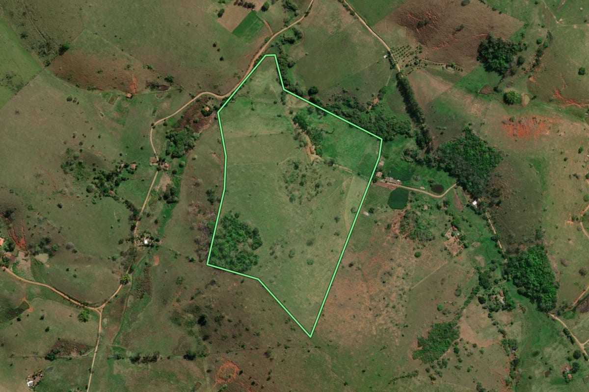 Imagem de satélite do imóvel rural em Itaocara (RJ), com o contorno declarado no CAR desenhado por cima.