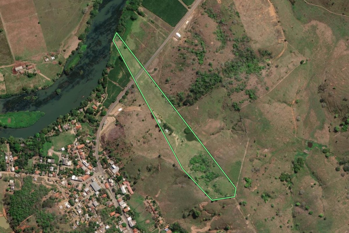 Imagem de satélite do imóvel rural em Itaocara (RJ), com o contorno declarado no CAR desenhado por cima.