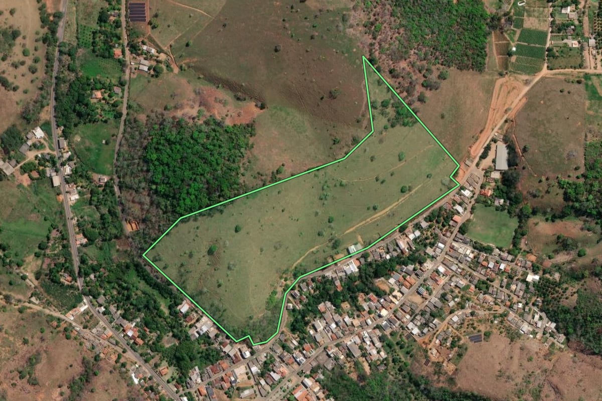 Imagem de satélite do imóvel rural em Itaocara (RJ), com o contorno declarado no CAR desenhado por cima.