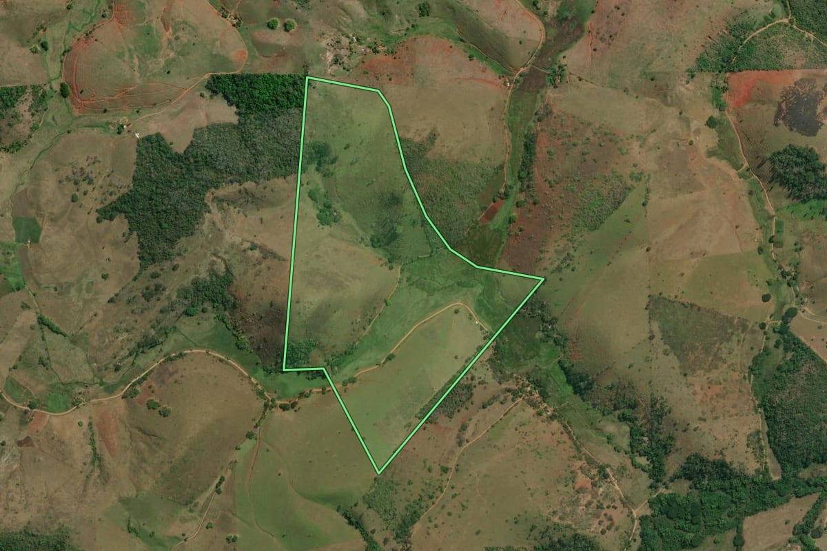 Imagem de satélite do imóvel rural em Itaocara (RJ), com o contorno declarado no CAR desenhado por cima.
