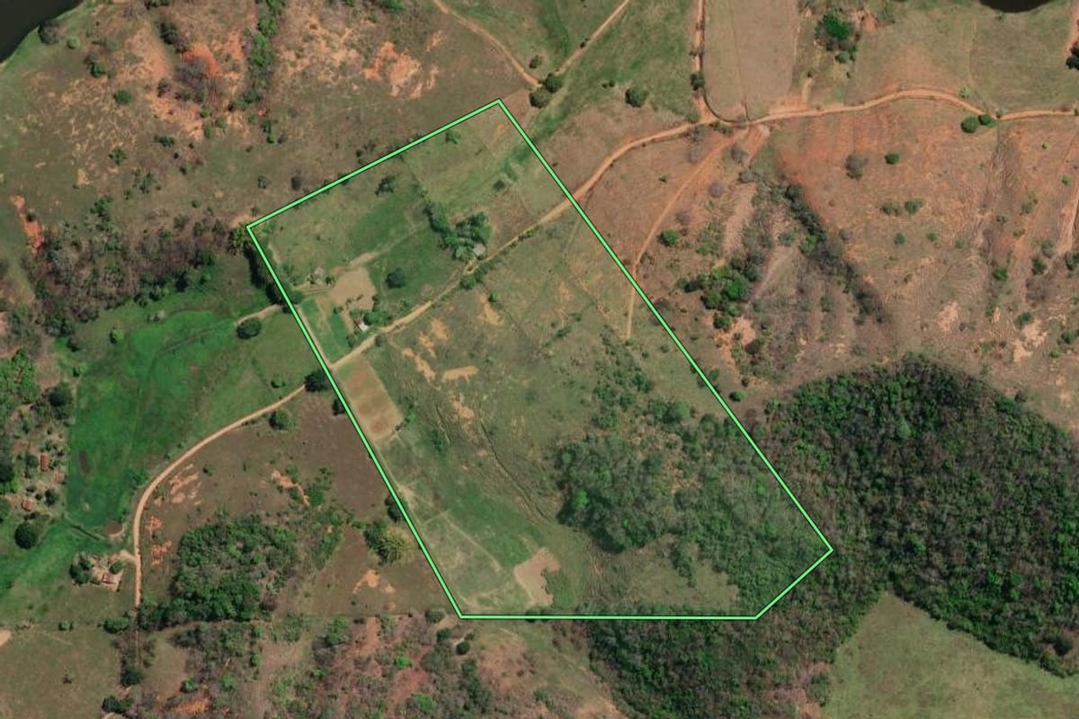 Imagem de satélite do imóvel rural em Itaocara (RJ), com o contorno declarado no CAR desenhado por cima.