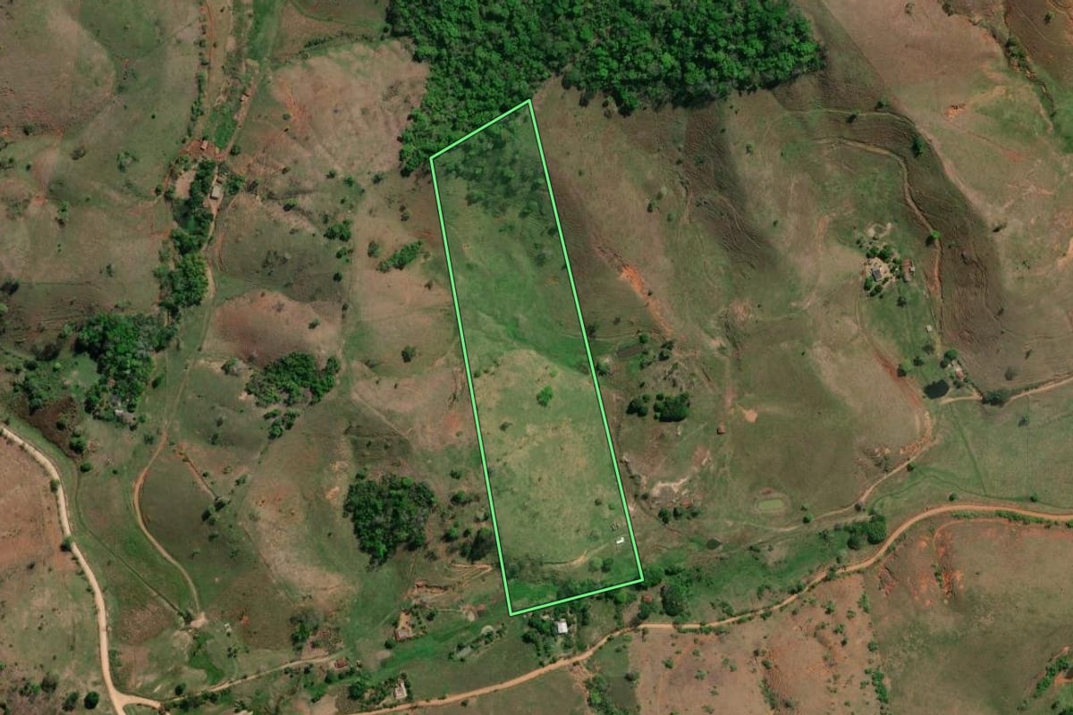 Imagem de satélite do imóvel rural em Itaocara (RJ), com o contorno declarado no CAR desenhado por cima.