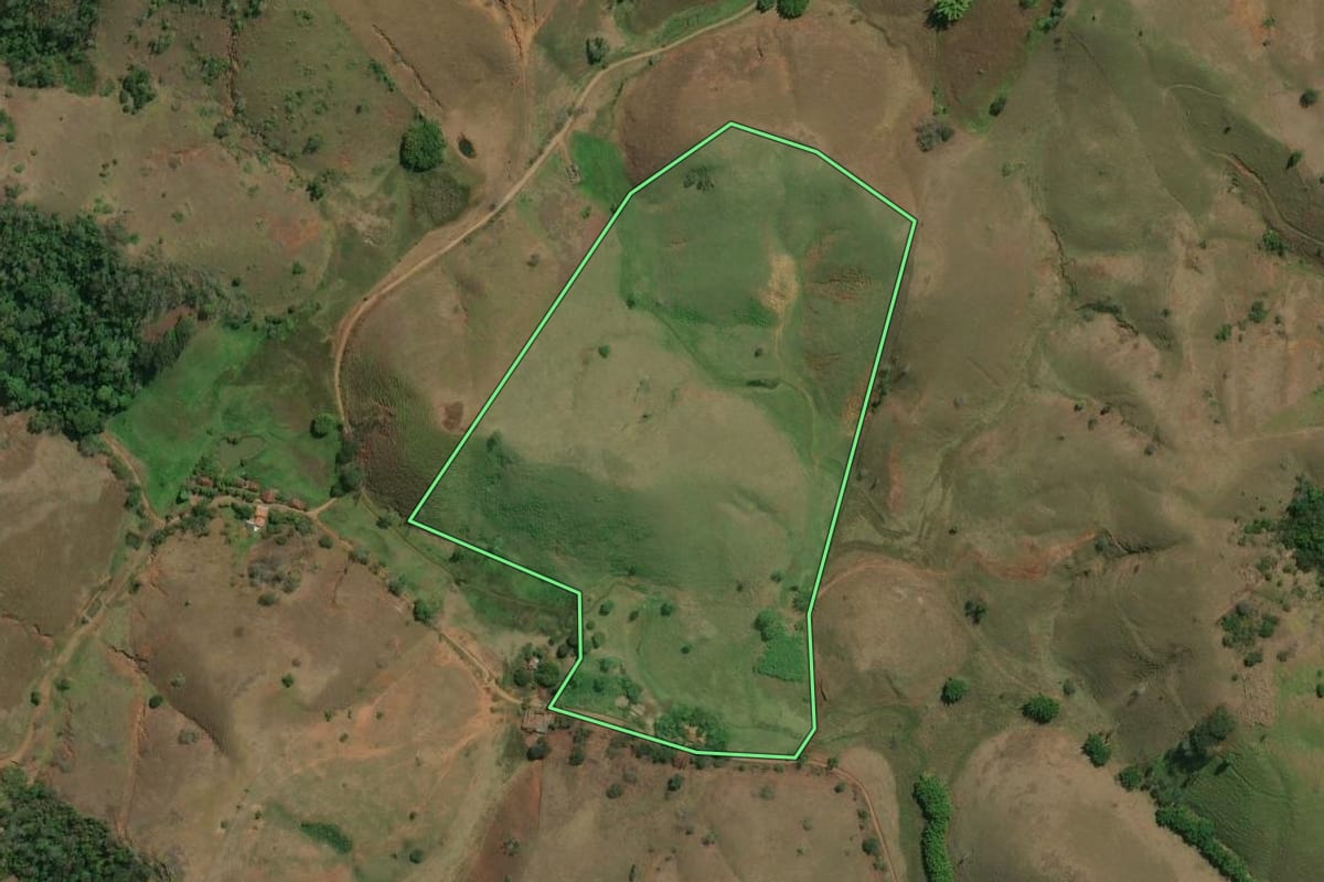 Imagem de satélite do imóvel rural em Itaocara (RJ), com o contorno declarado no CAR desenhado por cima.