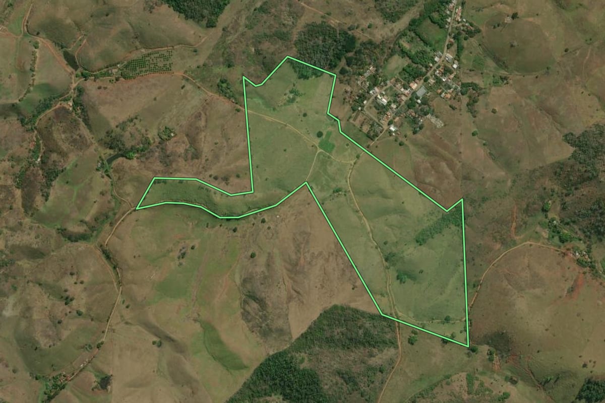 Imagem de satélite do imóvel rural em Itaocara (RJ), com o contorno declarado no CAR desenhado por cima.