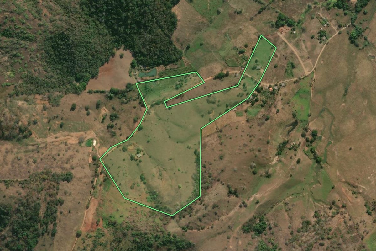 Imagem de satélite do imóvel rural em Itaocara (RJ), com o contorno declarado no CAR desenhado por cima.