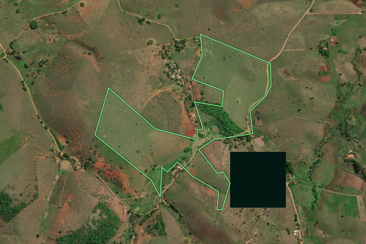 Imagem de satélite do imóvel rural em Itaocara (RJ), com o contorno declarado no CAR desenhado por cima.