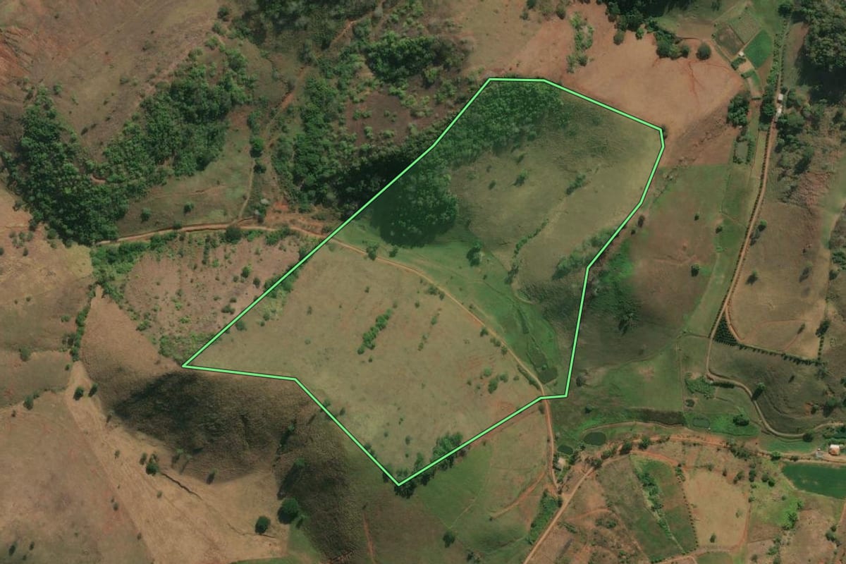 Imagem de satélite do imóvel rural em Itaocara (RJ), com o contorno declarado no CAR desenhado por cima.