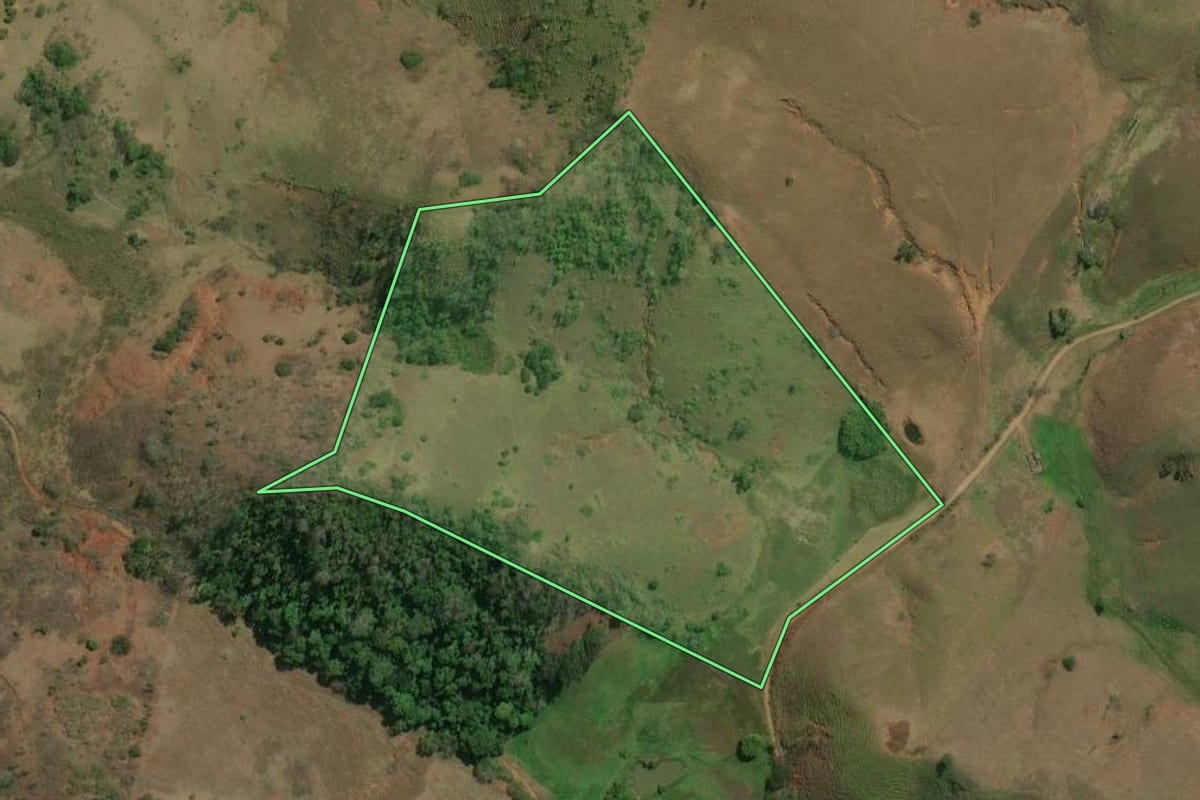 Imagem de satélite do imóvel rural em Itaocara (RJ), com o contorno declarado no CAR desenhado por cima.