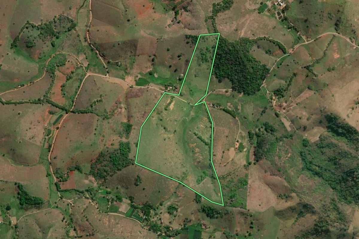 Imagem de satélite do imóvel rural em Itaocara (RJ), com o contorno declarado no CAR desenhado por cima.