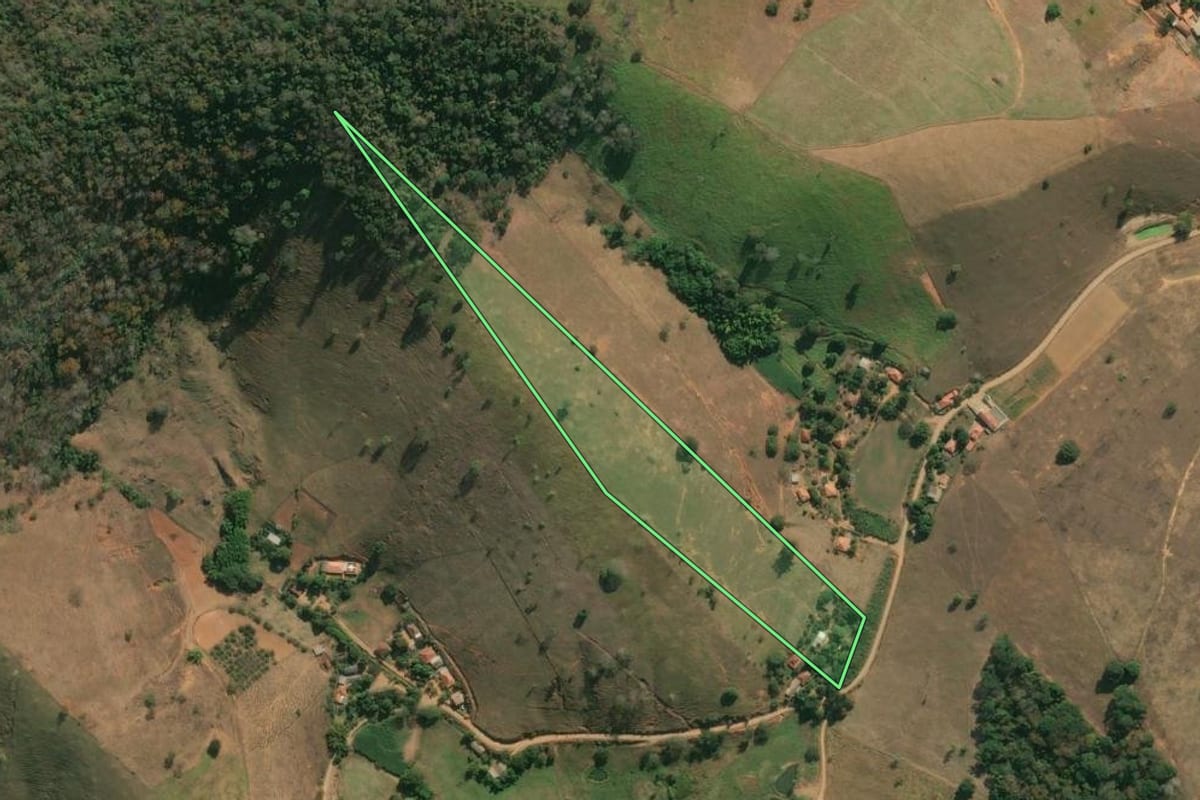 Imagem de satélite do imóvel rural em Itaocara (RJ), com o contorno declarado no CAR desenhado por cima.