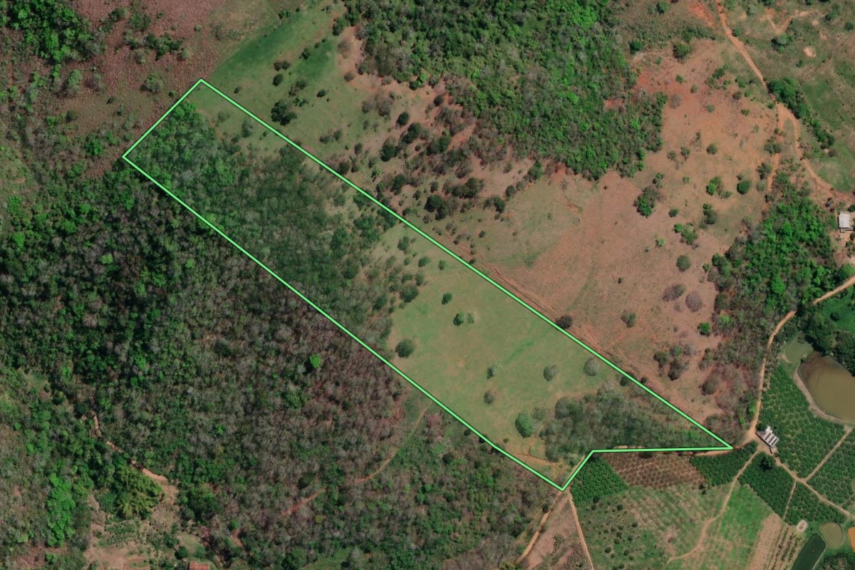 Imagem de satélite do imóvel rural em Itaocara (RJ), com o contorno declarado no CAR desenhado por cima.