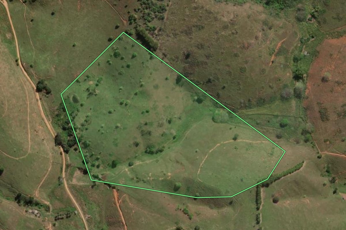 Imagem de satélite do imóvel rural em Itaocara (RJ), com o contorno declarado no CAR desenhado por cima.