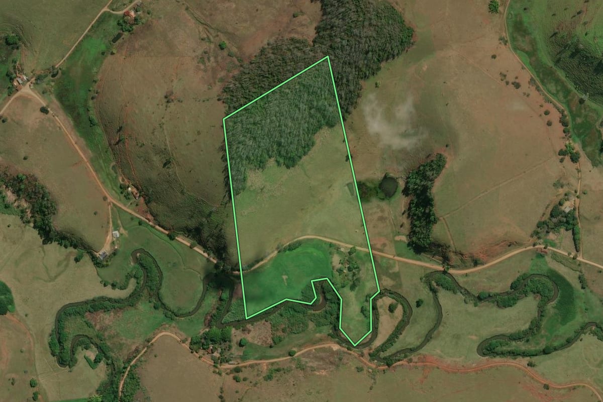 Imagem de satélite do imóvel rural em Itaocara (RJ), com o contorno declarado no CAR desenhado por cima.