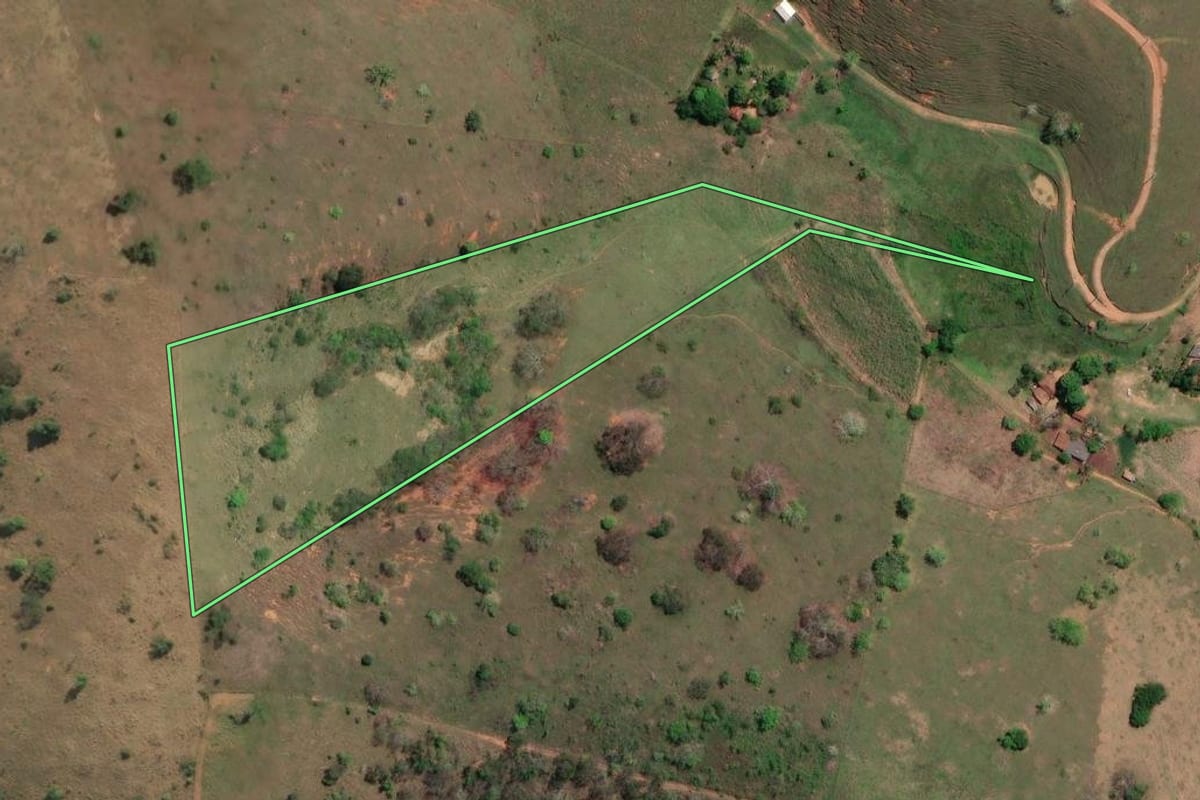 Imagem de satélite do imóvel rural em Itaocara (RJ), com o contorno declarado no CAR desenhado por cima.