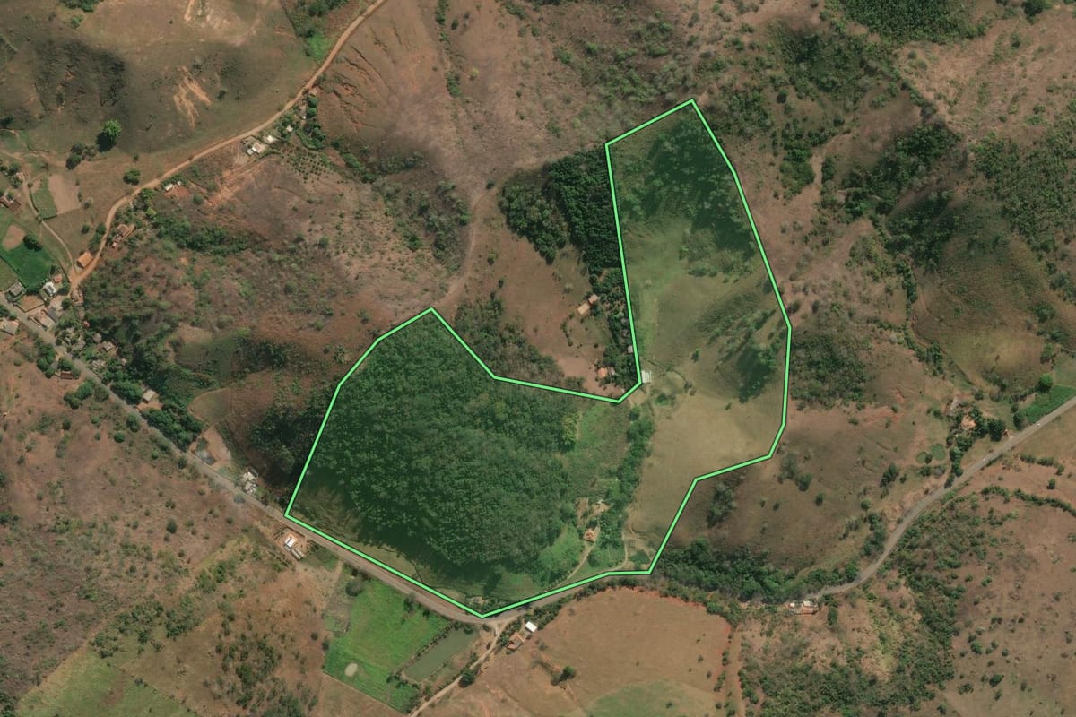 Imagem de satélite do imóvel rural em Itaocara (RJ), com o contorno declarado no CAR desenhado por cima.