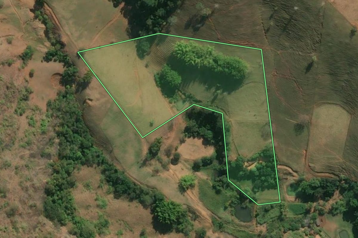 Imagem de satélite do imóvel rural em Itaocara (RJ), com o contorno declarado no CAR desenhado por cima.