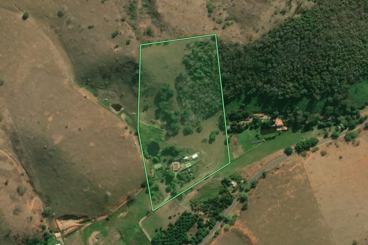 Imagem de satélite do imóvel rural em Itaocara (RJ), com o contorno declarado no CAR desenhado por cima.