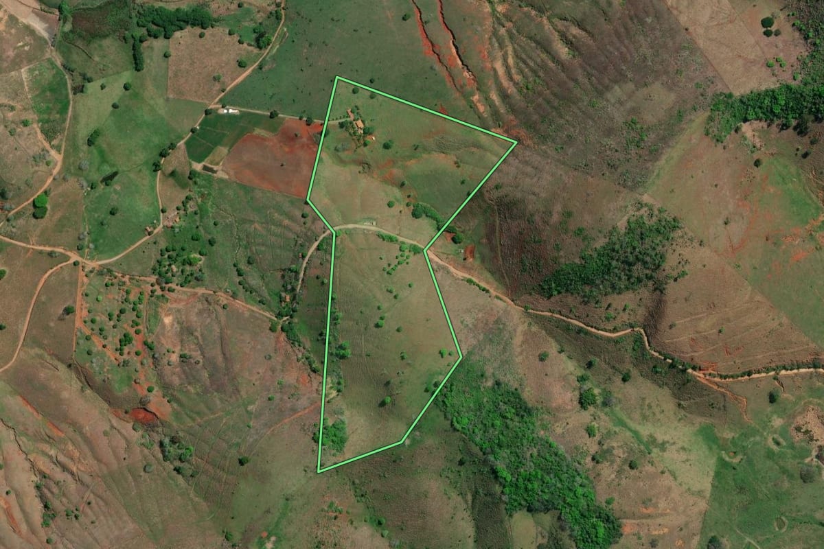 Imagem de satélite do imóvel rural em Itaocara (RJ), com o contorno declarado no CAR desenhado por cima.