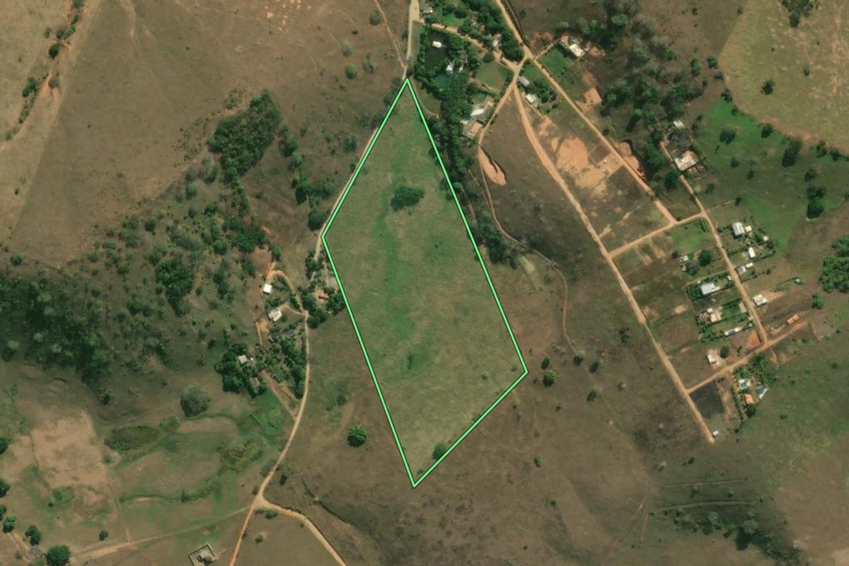 Imagem de satélite do imóvel rural em Itaocara (RJ), com o contorno declarado no CAR desenhado por cima.