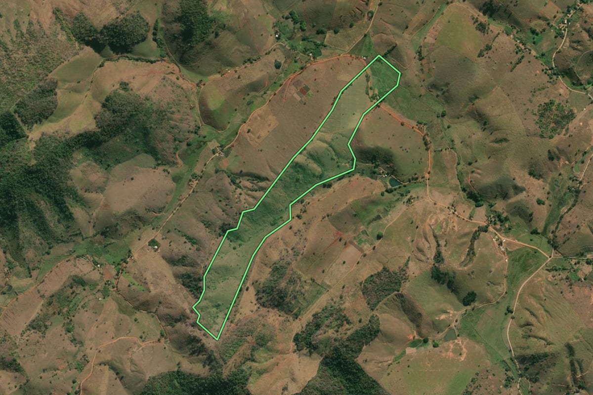 Imagem de satélite do imóvel rural em Itaocara (RJ), com o contorno declarado no CAR desenhado por cima.