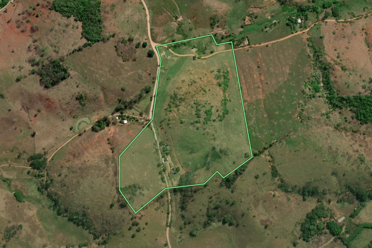 Imagem de satélite do imóvel rural em Itaocara (RJ), com o contorno declarado no CAR desenhado por cima.