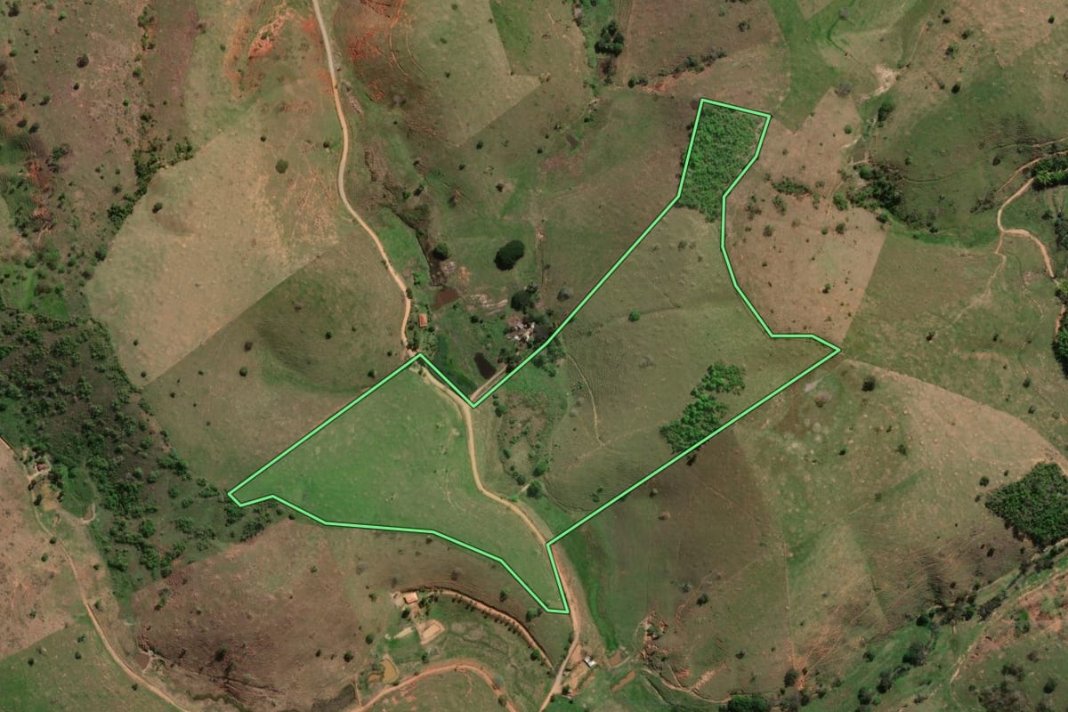 Imagem de satélite do imóvel rural em Itaocara (RJ), com o contorno declarado no CAR desenhado por cima.
