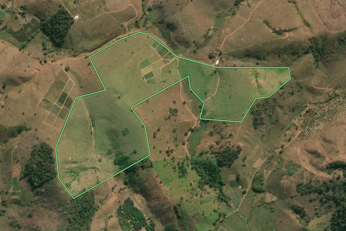 Imagem de satélite do imóvel rural em Itaocara (RJ), com o contorno declarado no CAR desenhado por cima.
