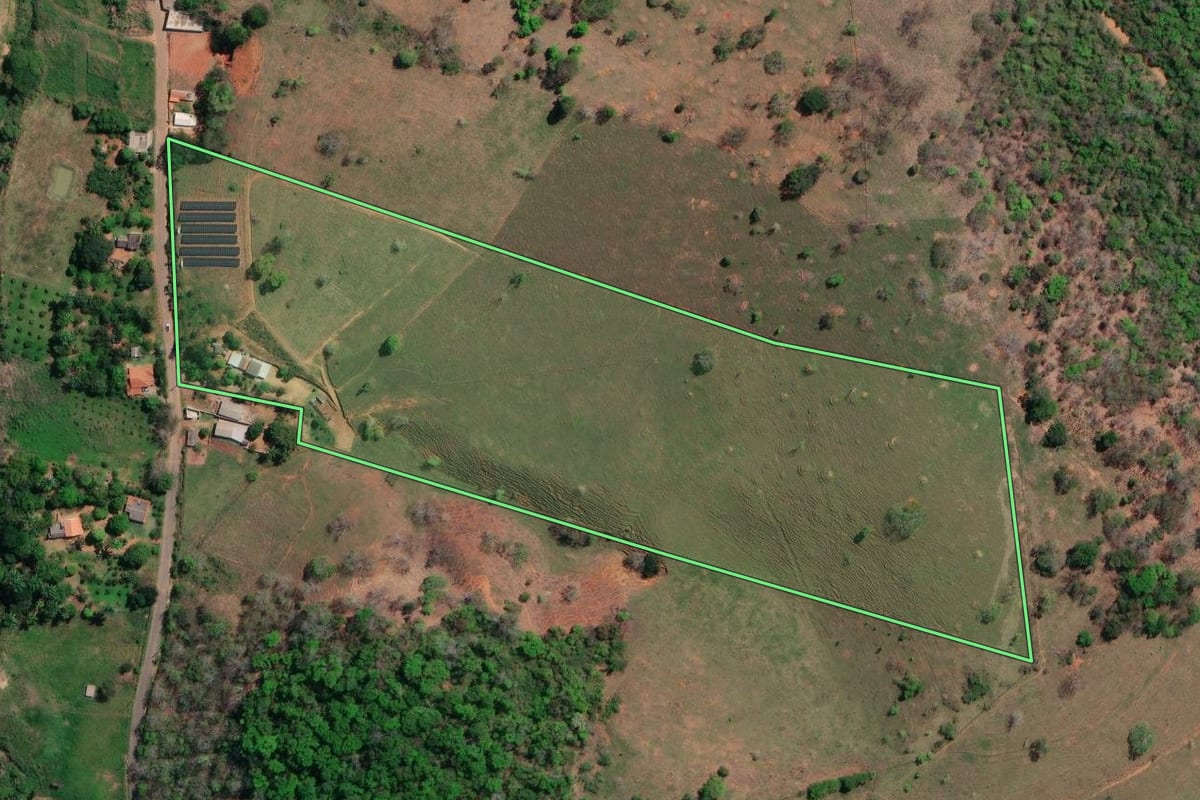 Imagem de satélite do imóvel rural em Itaocara (RJ), com o contorno declarado no CAR desenhado por cima.