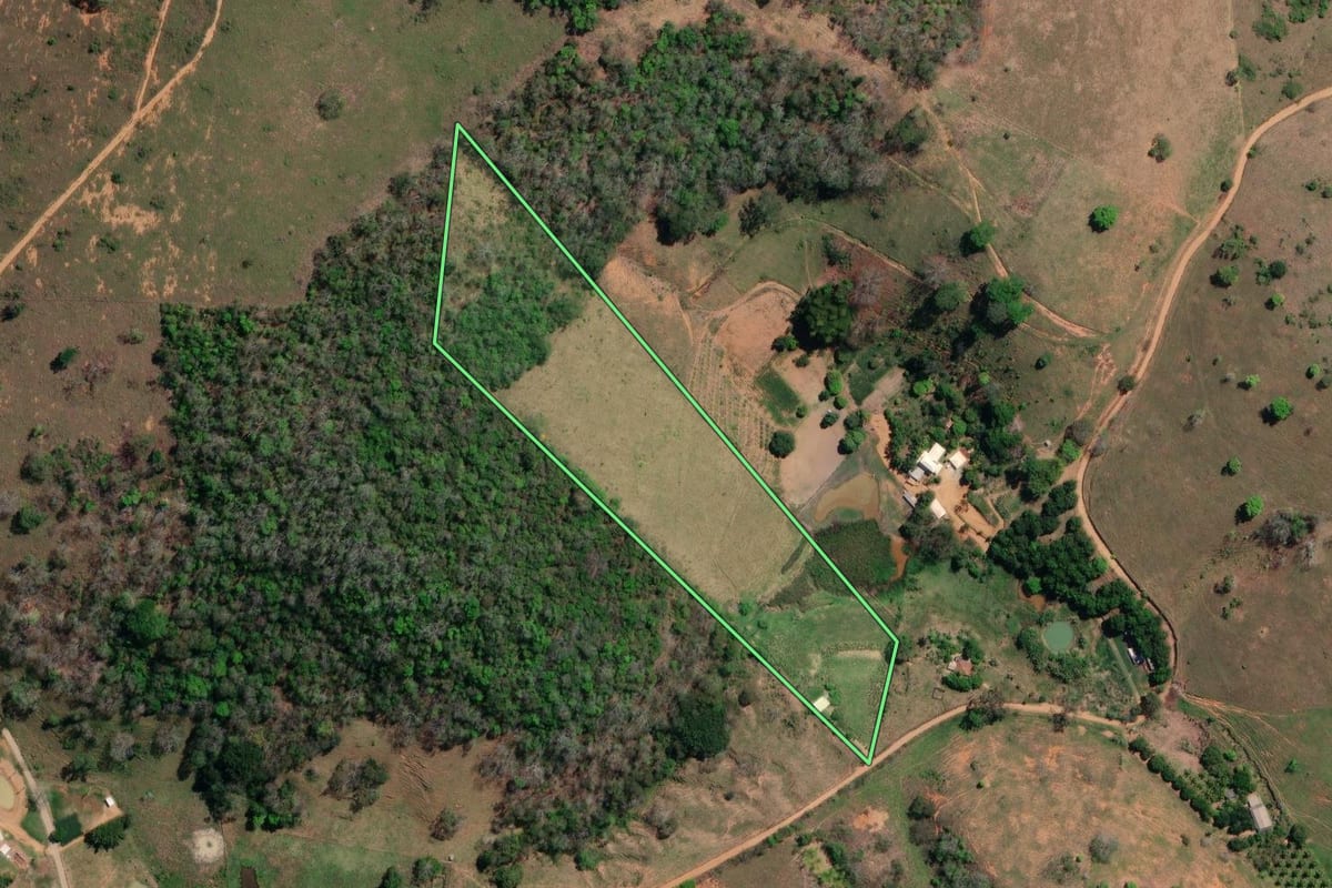 Imagem de satélite do imóvel rural em Itaocara (RJ), com o contorno declarado no CAR desenhado por cima.
