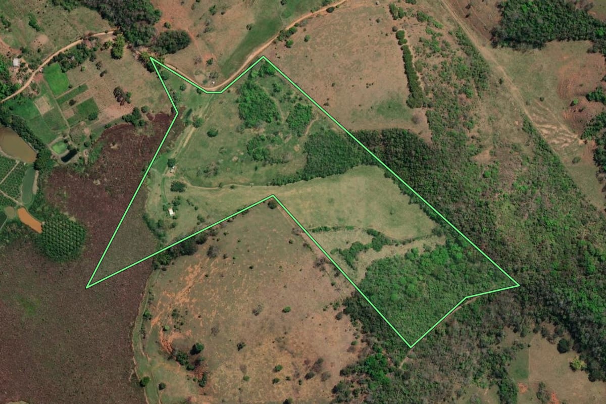 Imagem de satélite do imóvel rural em Itaocara (RJ), com o contorno declarado no CAR desenhado por cima.