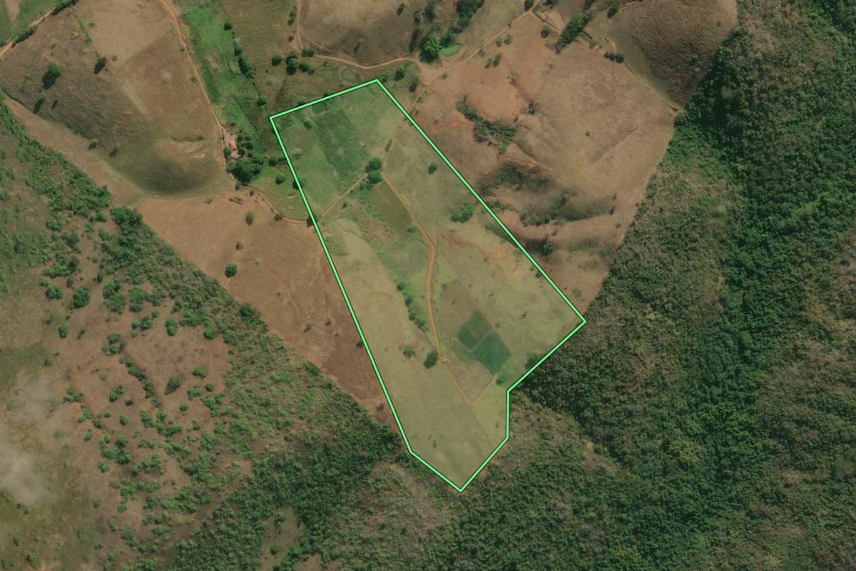 Imagem de satélite do imóvel rural em Itaocara (RJ), com o contorno declarado no CAR desenhado por cima.