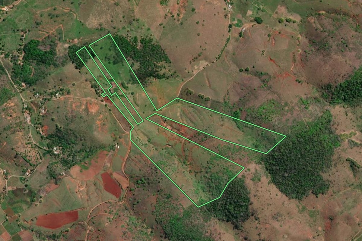 Imagem de satélite do imóvel rural em Itaocara (RJ), com o contorno declarado no CAR desenhado por cima.
