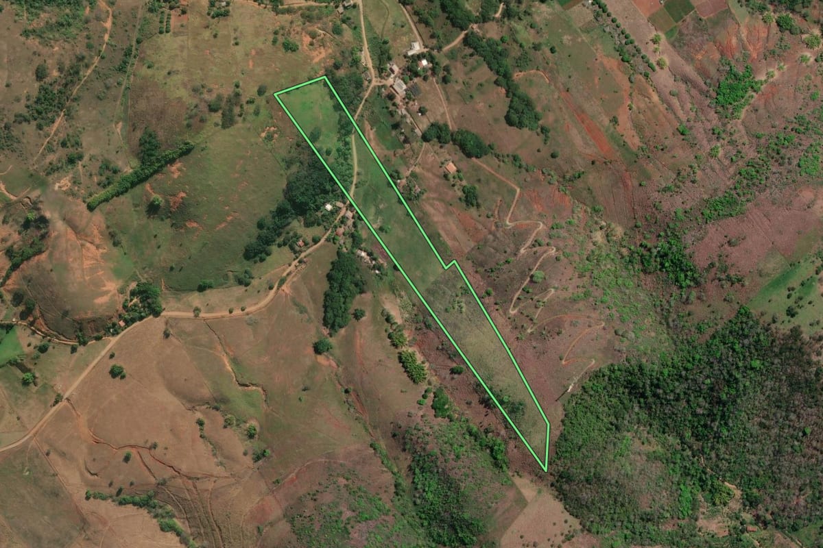 Imagem de satélite do imóvel rural em Itaocara (RJ), com o contorno declarado no CAR desenhado por cima.