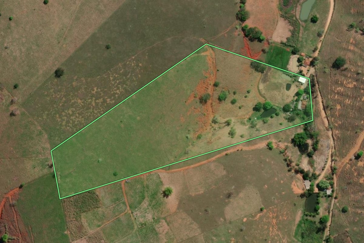 Imagem de satélite do imóvel rural em Itaocara (RJ), com o contorno declarado no CAR desenhado por cima.