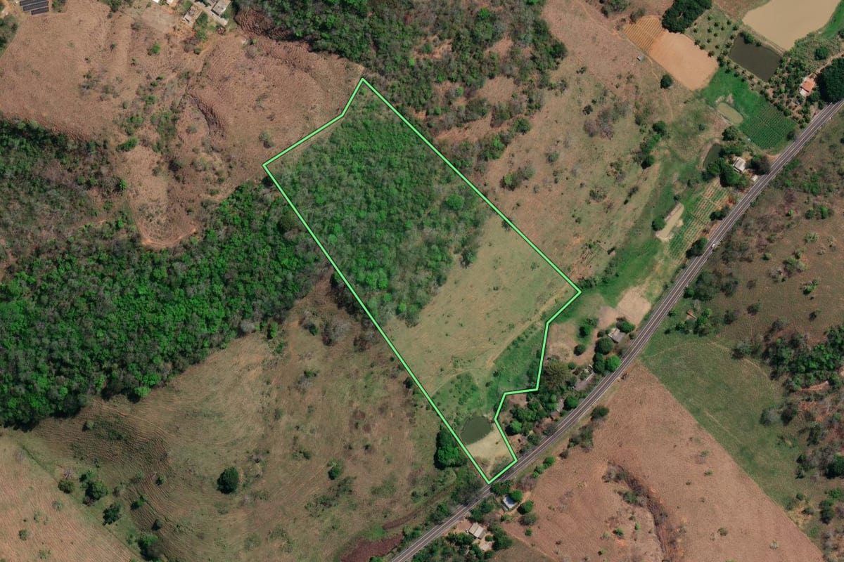 Imagem de satélite do imóvel rural em Itaocara (RJ), com o contorno declarado no CAR desenhado por cima.