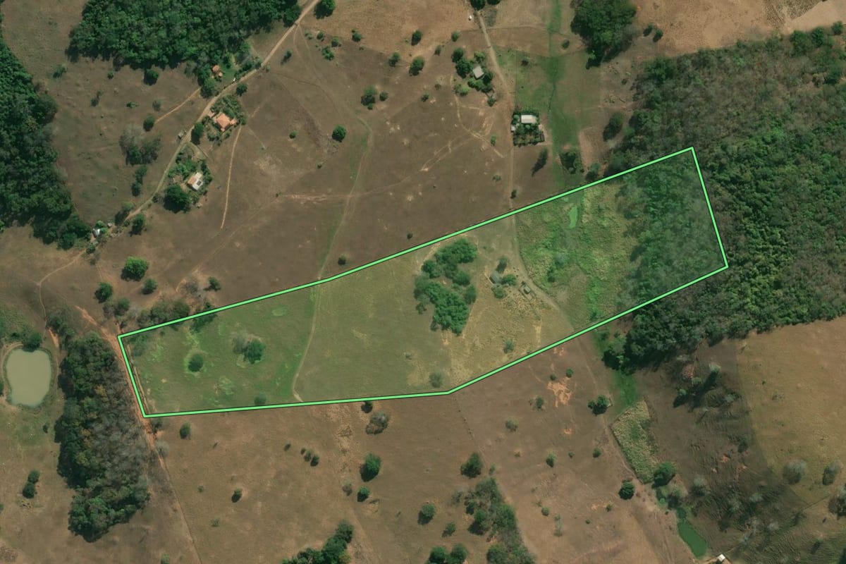 Imagem de satélite do imóvel rural em Itaocara (RJ), com o contorno declarado no CAR desenhado por cima.