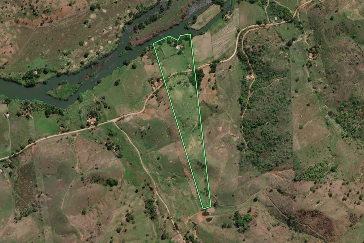 Imagem de satélite do imóvel rural em Itaocara (RJ), com o contorno declarado no CAR desenhado por cima.