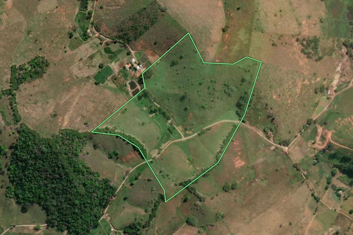 Imagem de satélite do imóvel rural em Itaocara (RJ), com o contorno declarado no CAR desenhado por cima.
