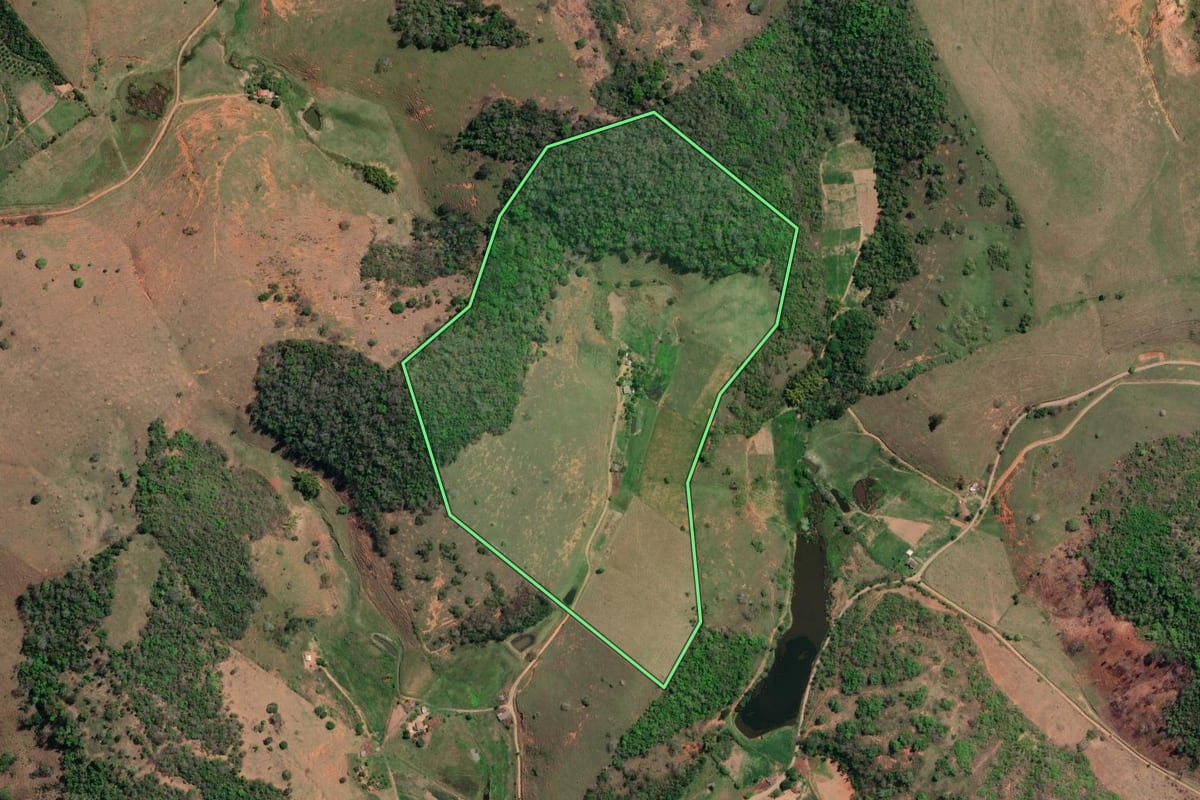 Imagem de satélite do imóvel rural em Itaocara (RJ), com o contorno declarado no CAR desenhado por cima.