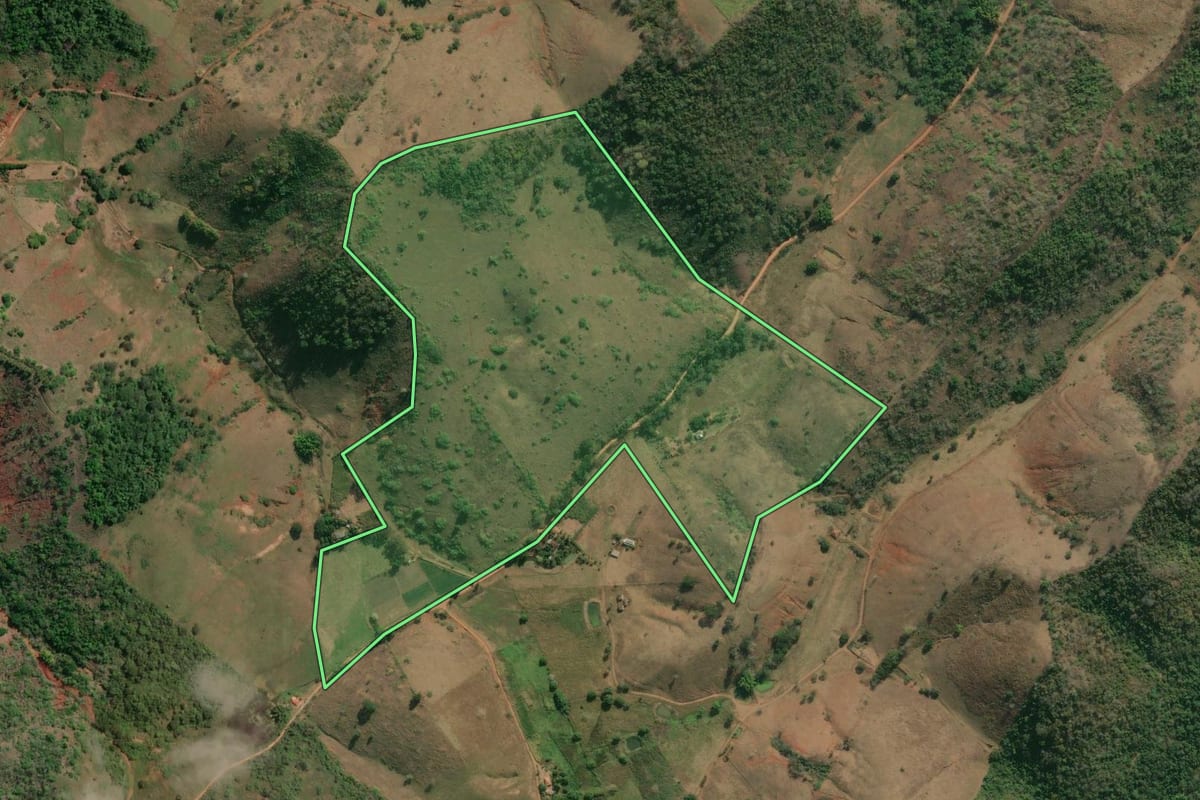 Imagem de satélite do imóvel rural em Itaocara (RJ), com o contorno declarado no CAR desenhado por cima.