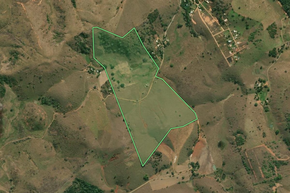 Imagem de satélite do imóvel rural em Itaocara (RJ), com o contorno declarado no CAR desenhado por cima.