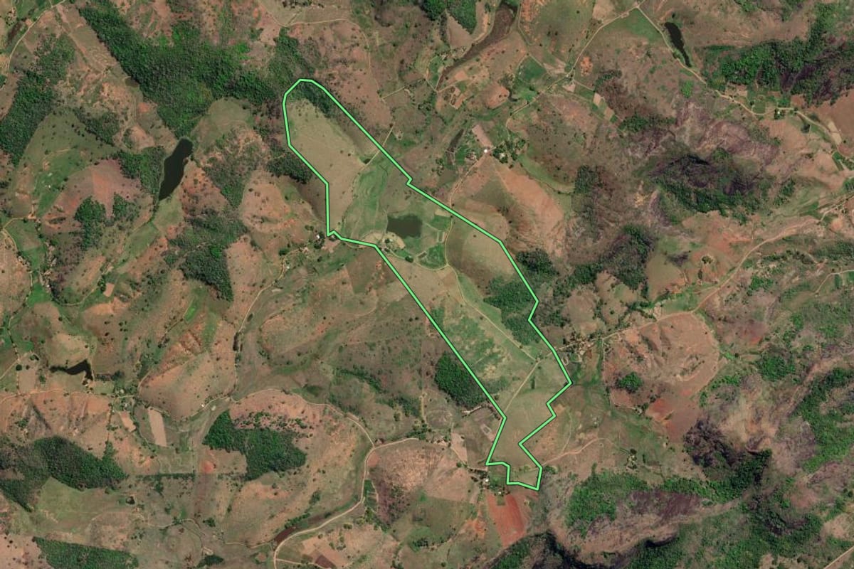 Imagem de satélite do imóvel rural em Itaocara (RJ), com o contorno declarado no CAR desenhado por cima.