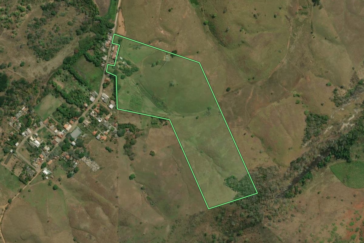Imagem de satélite do imóvel rural em Itaocara (RJ), com o contorno declarado no CAR desenhado por cima.